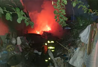 Incendio arrasa vivienda de madera y lámina en Los Mochis; una vecina resulta intoxicada