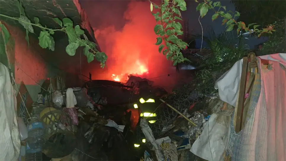 Aunque las causas exactas aún no han sido determinadas, vecinos mencionaron que el morador del lugar acostumbraba encender fogatas u hornillas para calentar alimentos, por lo que no se descarta que una chispa alcanzara la madera y detonara el incendio