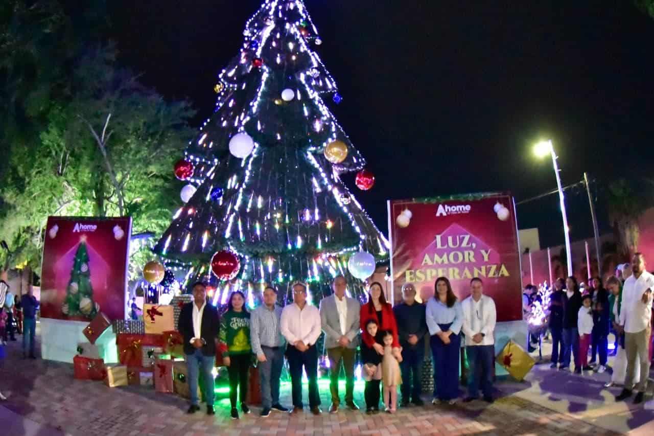 La Navidad llegó a Ahome: encienden pino navideño en Los Mochis