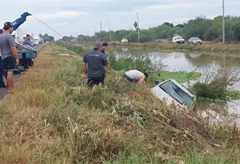 Joven cae con su auto al canal Lateral 18 en Los Mochis; un héroe anónimo la rescata de morir ahogada