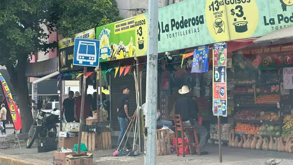FOTO: Autorizan permisos temporales en Los Mochis para exhibir mercancía en banquetas de zona 30 