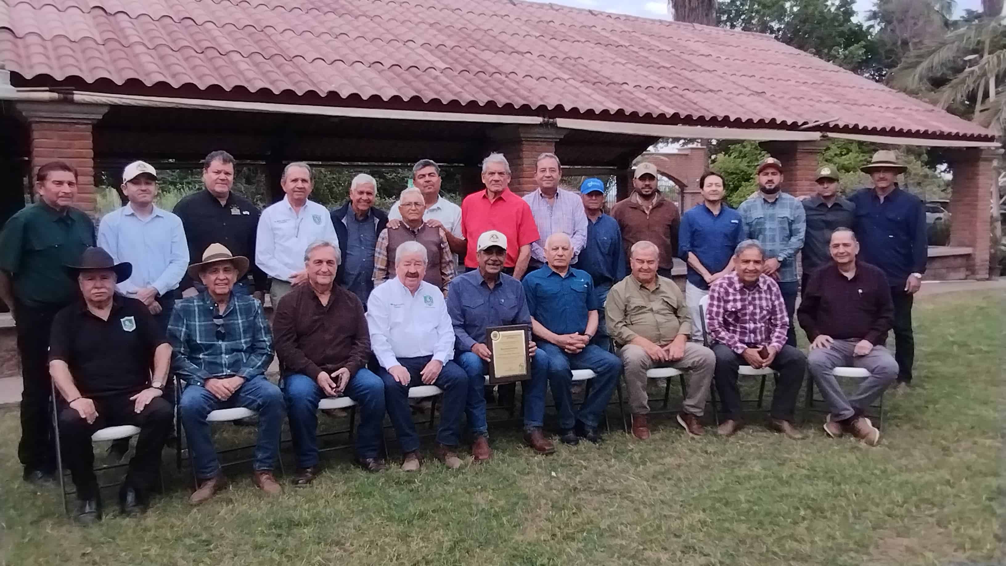 Entregan el Mérito Agronómico Nacional a Andrés Valdez Conde en Sinaloa