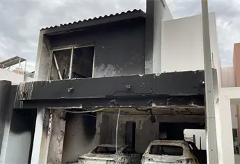 Queman y balean un domicilio en privada de Portalegre en Culiacán; 2 vehículos de lujo fueron incendiados