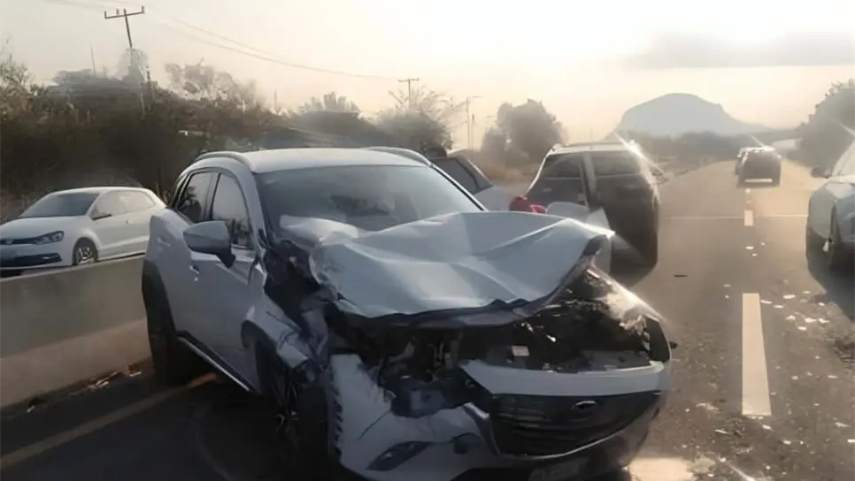 FOTO: La Guardia Nacional Carreteras y Capufe exhortan a los automovilistas a tomar precauciones ante los diversos cierres y accidentes registrados este viernes en las principales autopistas del país