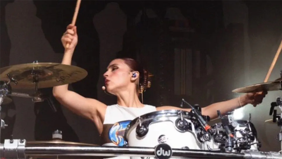 Dicho reconocimiento fue dado a conocer por la prestigiada revista Modern Drummer, donde la encuesta realizada dio ganadora a la joven mexicana la cual es una de las mejores en su instrumento