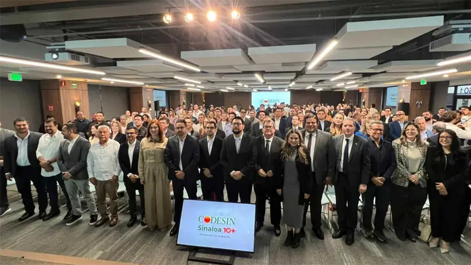 Sinaloa 10+ se estructura en tres estrategias: económica, de seguridad y social. Propone diversificación productiva, innovación, fortalecimiento de nodos logísticos, atención a causas estructurales y sectores prioritarios como agricultura avanzada, turismo inteligente