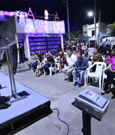 Mazatlán Brilla llega a Urbivilla: más de 400 lámparas LED transforman sus calles