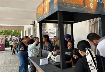Mazatlecos hacen fila desde las 4 de la mañana para boletos del Carnaval 2026