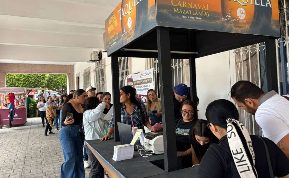 Mazatlecos hacen fila desde las 4 de la mañana para boletos del Carnaval 2026
