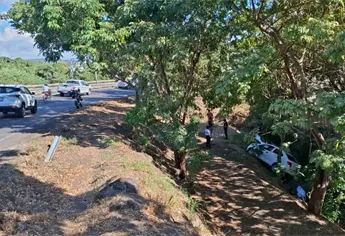 Automovilista pierde el control y cae a barranco de paso superior en Mazatlán