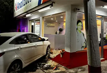 Conductora pierde el control y se estrella contra fachada de un laboratorio en Los Mochis