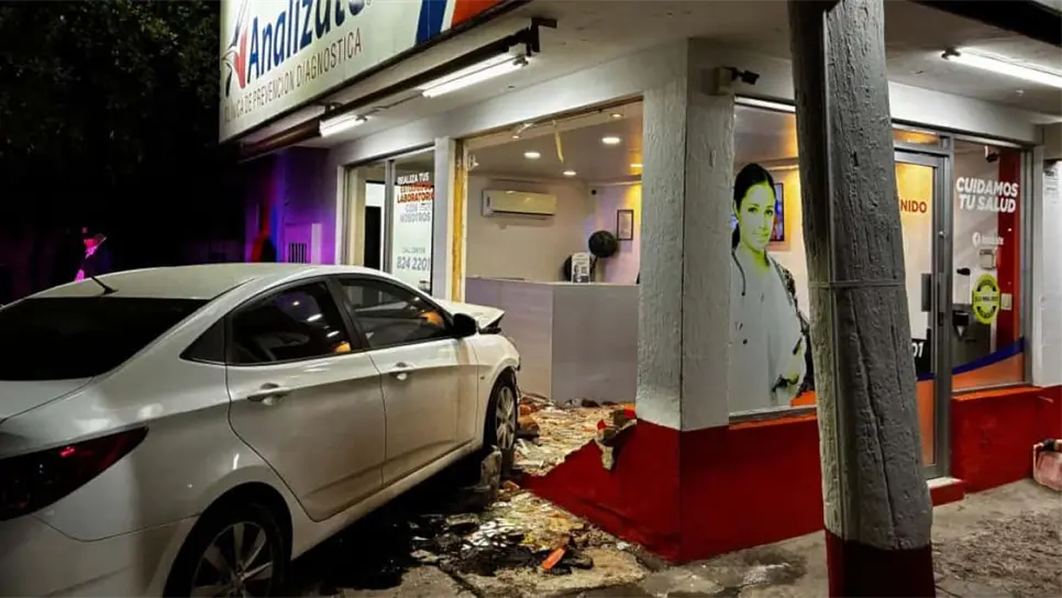 En estas condiciones terminó el vehículo y la fachada del laboratorio. (FOTO: Ernesto Torres).