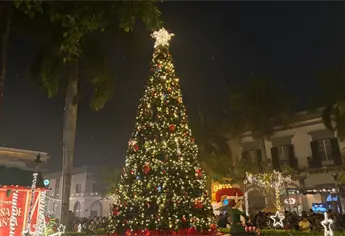 Llega la Navidad a Mazatlán con el encendido del árbol en la Plazuela Machado