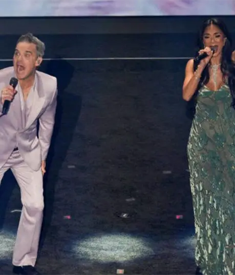 Robbie Williams sorprende con gesto polémico durante su interpretación del himno de la FIFA | VIDEO Robbie Williams sorprende con gesto polémico durante su interpretación del himno de la FIFA | VIDEO