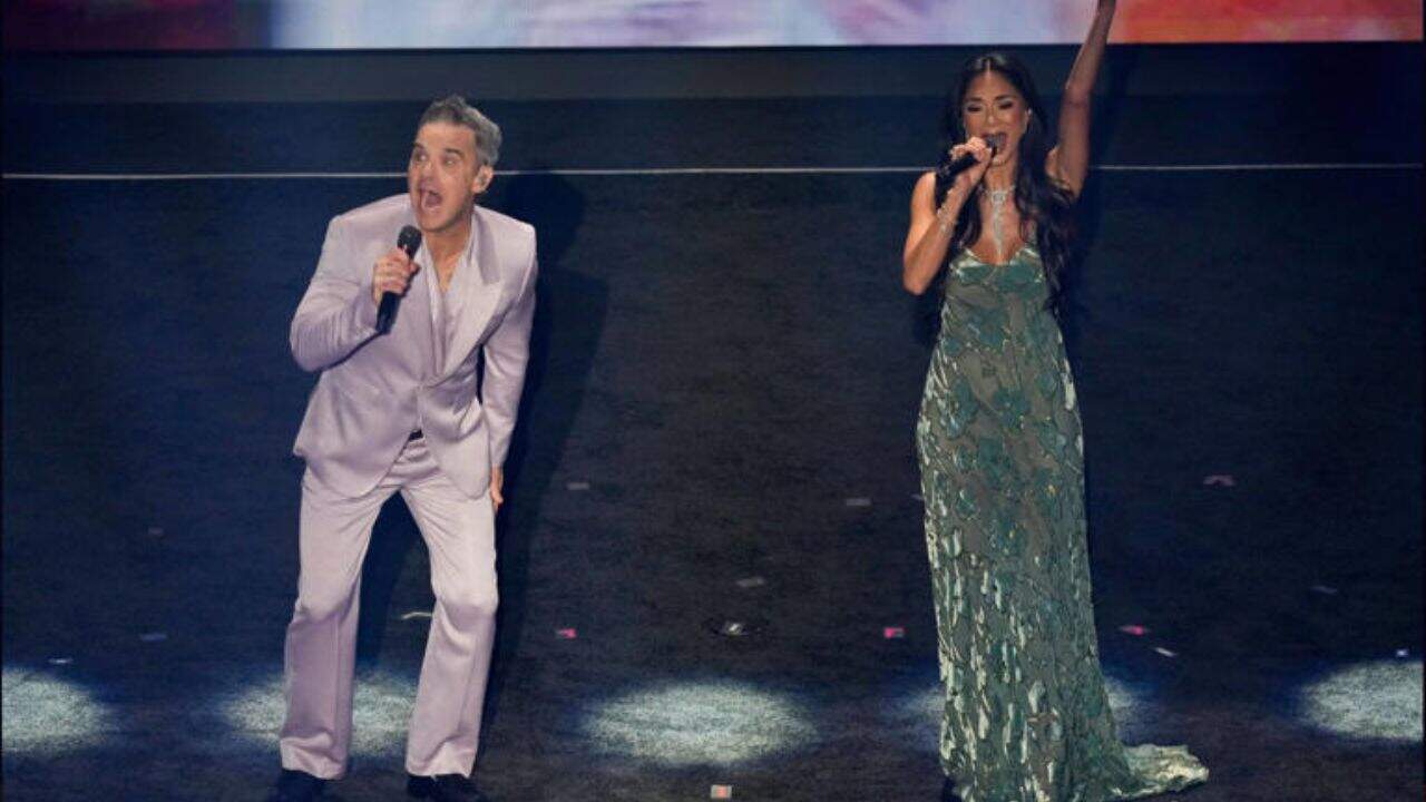 Robbie Williams sorprende con gesto polémico durante su interpretación del himno de la FIFA | VIDEO