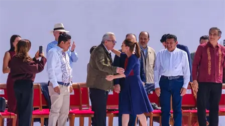 Rocha Moya acompaña a Sheinbaum en Ciudad de México para la celebración de los 7 años de la 4T Rocha Moya acompaña a Sheinbaum en Ciudad de México para la celebración de los 7 años de la 4T