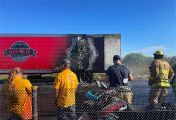 Tráiler cargado con legumbres se incendia en Juan José Ríos; paraliza el tráfico en la México 15