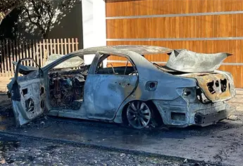 Se incendia un automóvil frente a una residencia en la colonia Las Quintas, en Culiacán
