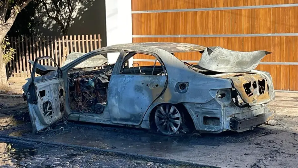 FOTO: Se incendia un automóvil frente a una residencia en la colonia Las Quintas, en Culiacán