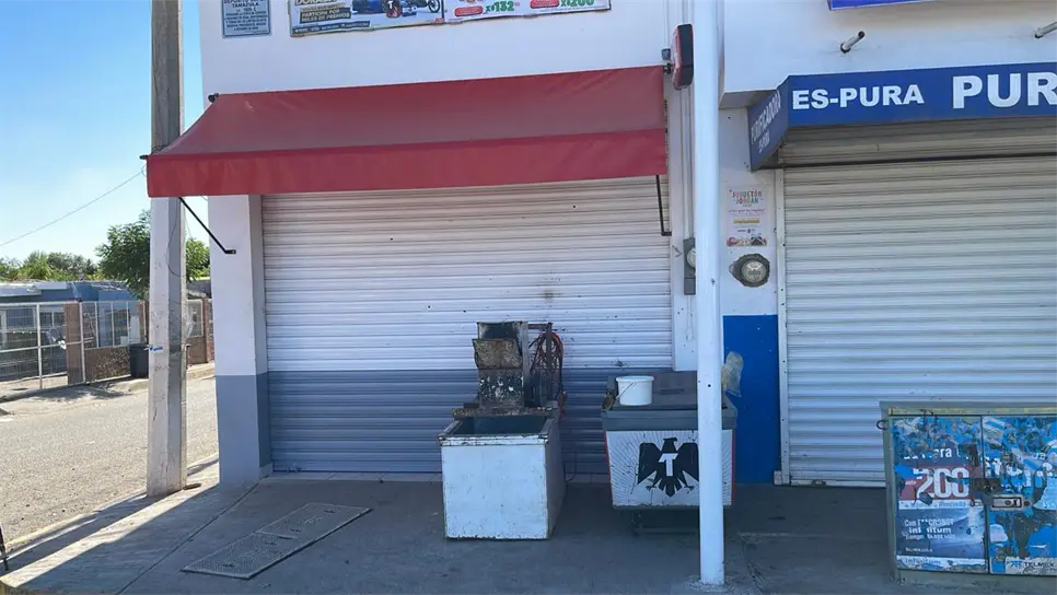 La fachada del negocio presentó varios impactos de bala. (FOTO: Luz Noticias).