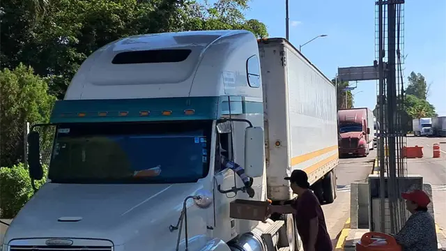 Productores toman caseta de Costa Rica, en Culiacán, y dan paso libre