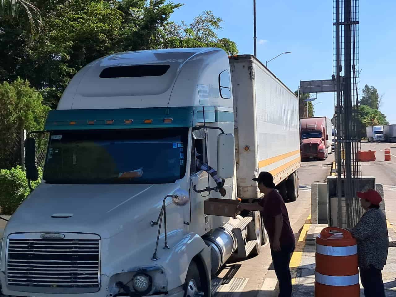 Productores toman caseta de Costa Rica, en Culiacán, y dan paso libre