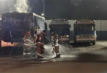 Se incendia camión de personal de empresa atunera en Mazatlán