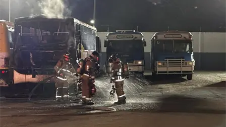 Se incendia camión de personal de empresa atunera en Mazatlán