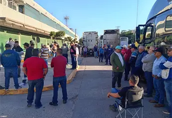 Transportistas bloquean el Centro de Los Mochis por supuesto cobro millonario del IMSS