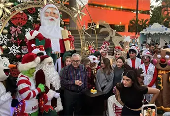 Inauguran la Pista de Hielo y encienden el Pino Navideño en el Palacio de Gobierno