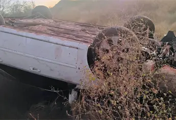 Hombre muere tras fuerte volcadura en El Fuerte; su esposa resulta herida