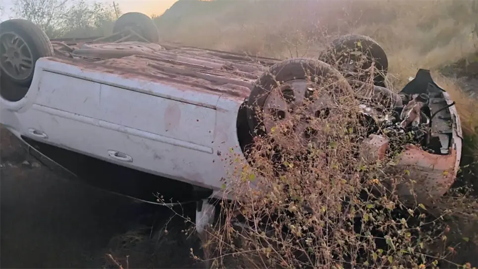 Hombre muere tras fuerte volcadura en El Fuerte; su esposa resulta herida