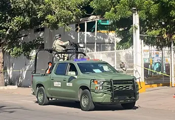 Aseguran armas por la Obregón cerca de la escuela de enfermería de Culiacán