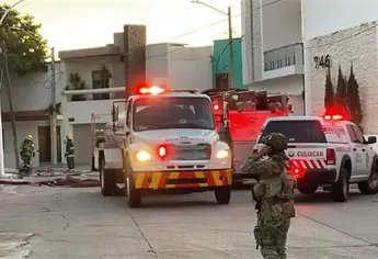 Sujetos armados incendian residencia con vehículos en su interior en la Col. Chapultepec en Culiacán