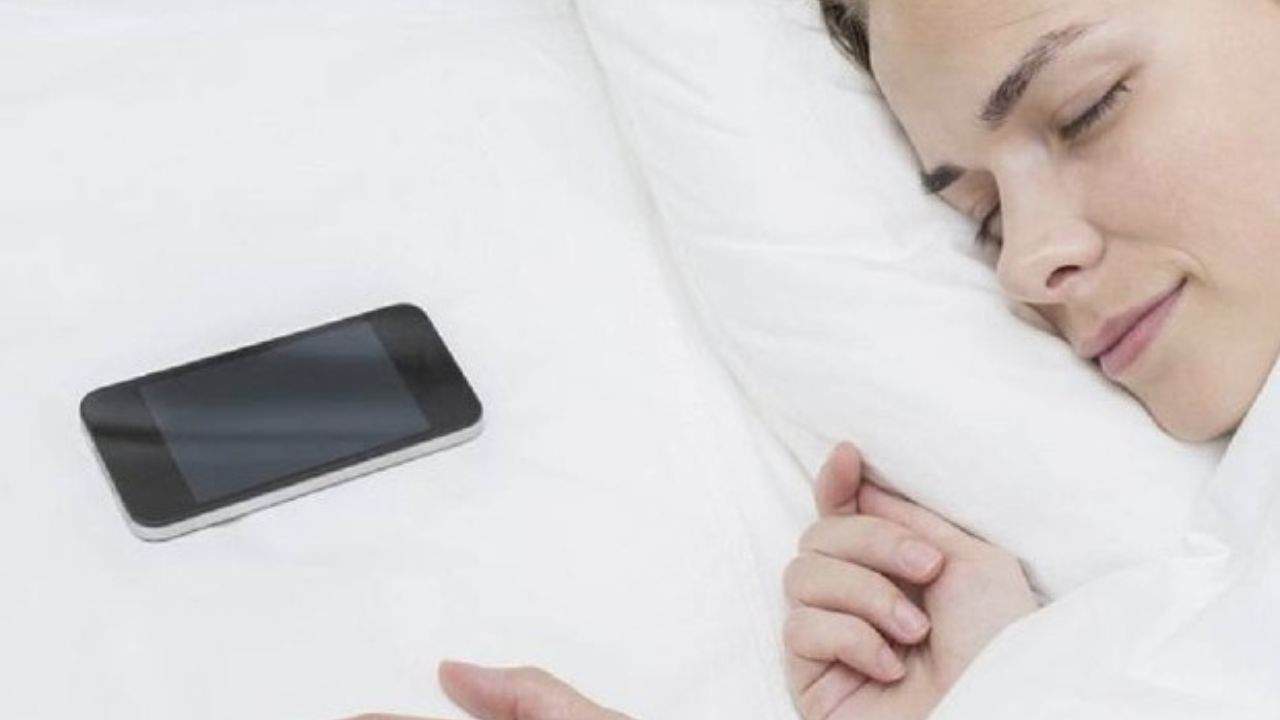 ¿Por qué no es bueno usar el celular como alarma?, esto dicen los especialistas