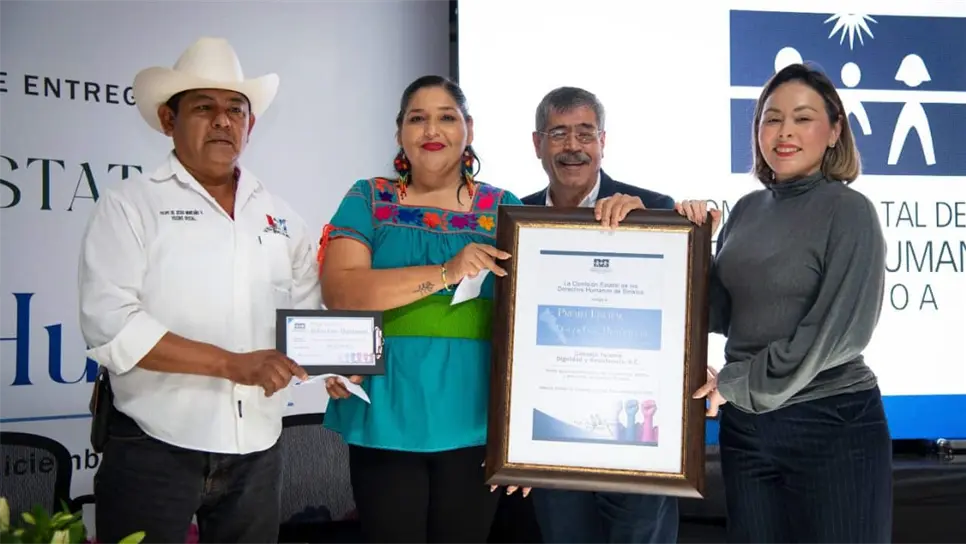 El reconocimiento entregado simboliza la gratitud de la sociedad por su incansable defensa a de los derechos de los pueblos Mayo-Yoreme, de su tierra y su cultura