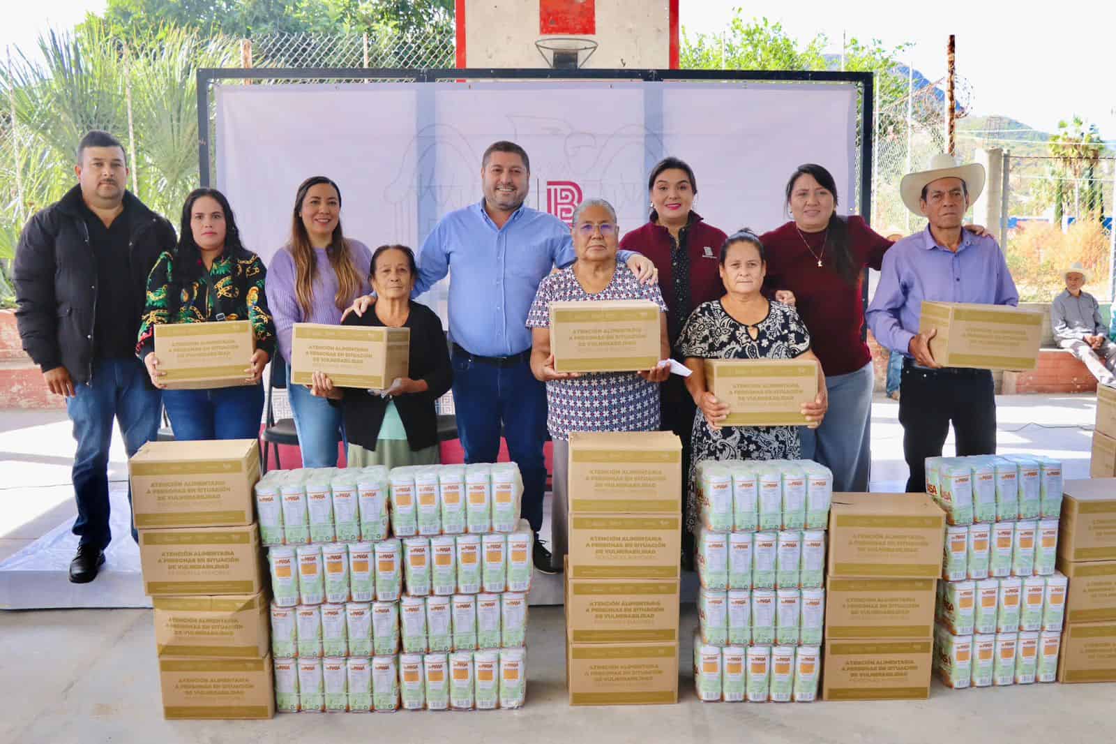 Llega la Navidad a la sierra de Badiraguato; José Paz López entrega obra pública y apoyos alimenticios en Soyatita