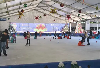 Niños disfrutan con gran alegría la pista de hielo en Palacio de Gobierno, Culiacán