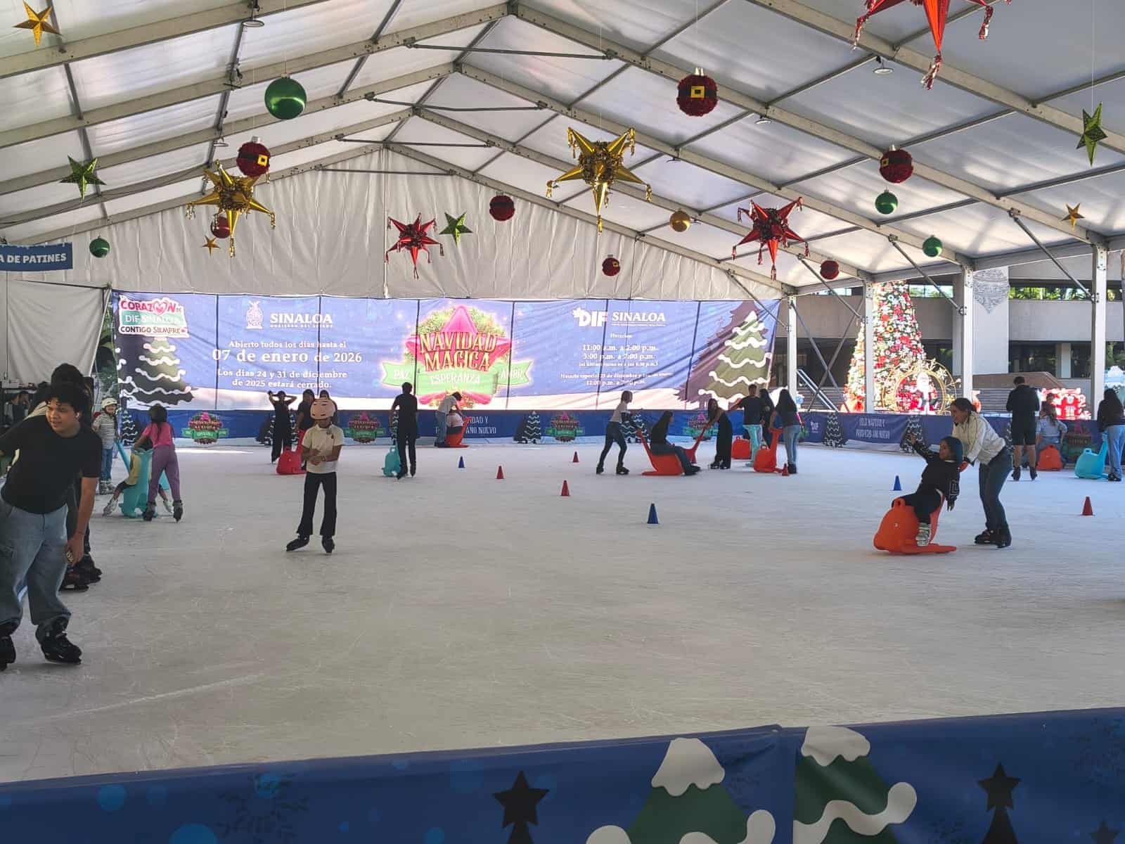 Niños disfrutan con gran alegría la pista de hielo en Palacio de Gobierno, Culiacán