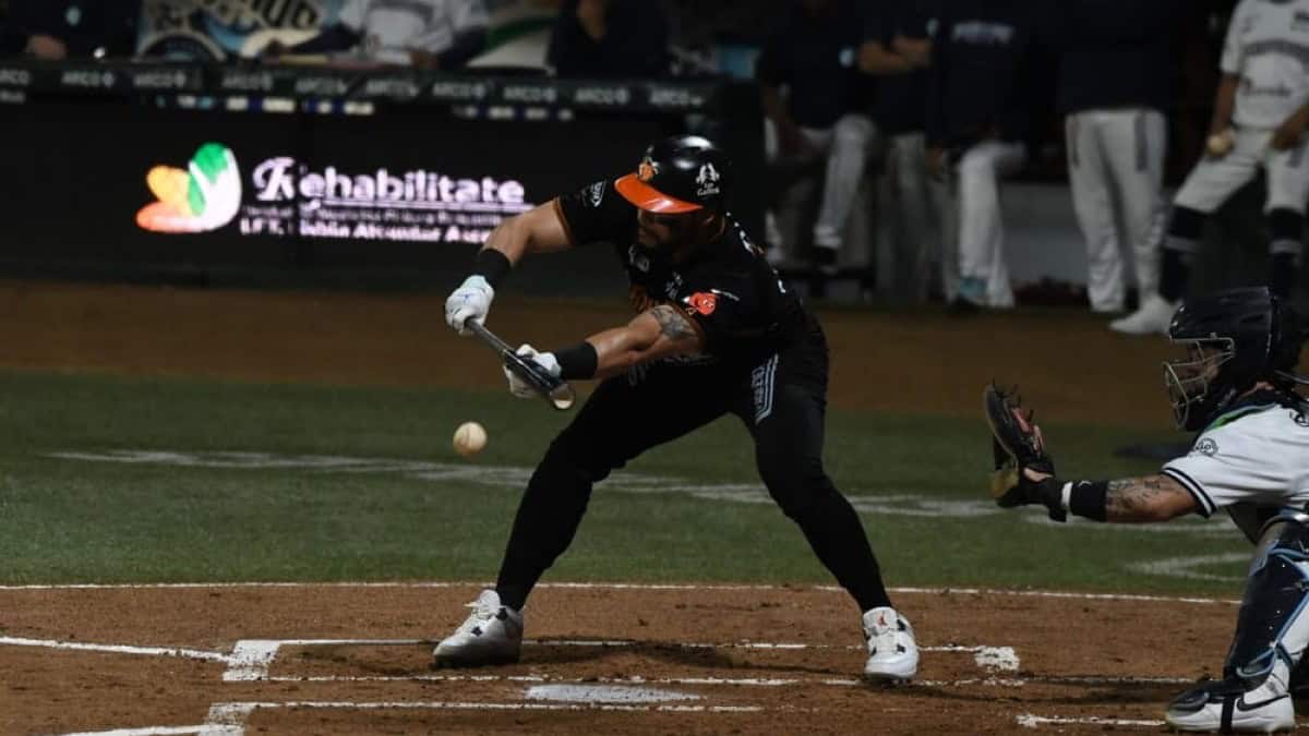 Calhoun se viste de héroe y Naranjeros pega primero