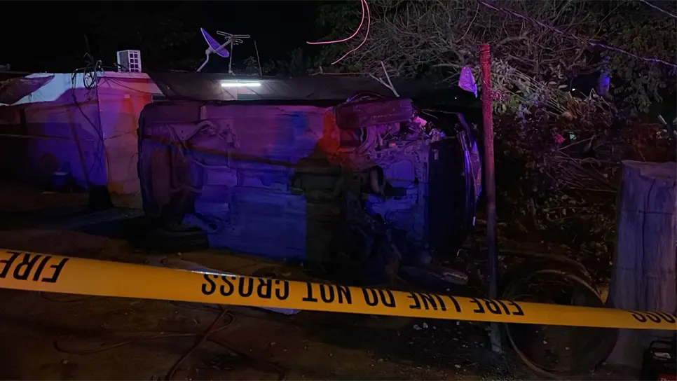 La camioneta en la que viajaba terminó volcada en el patio de una vivienda. (FOTO: Ángel Beltrán).