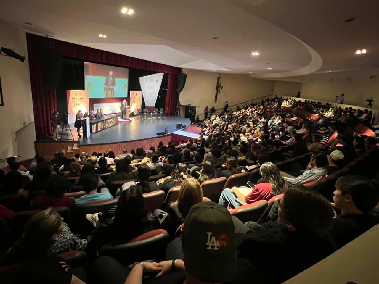 UAdeO entrega Premio Profesionista Lince a 6 egresados en Culiacán