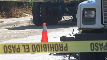 Motociclista choca contra volteo y pierde la vida por el Parque Lineal de Mazatlán Motociclista choca contra volteo y pierde la vida por el Parque Lineal de Mazatlán