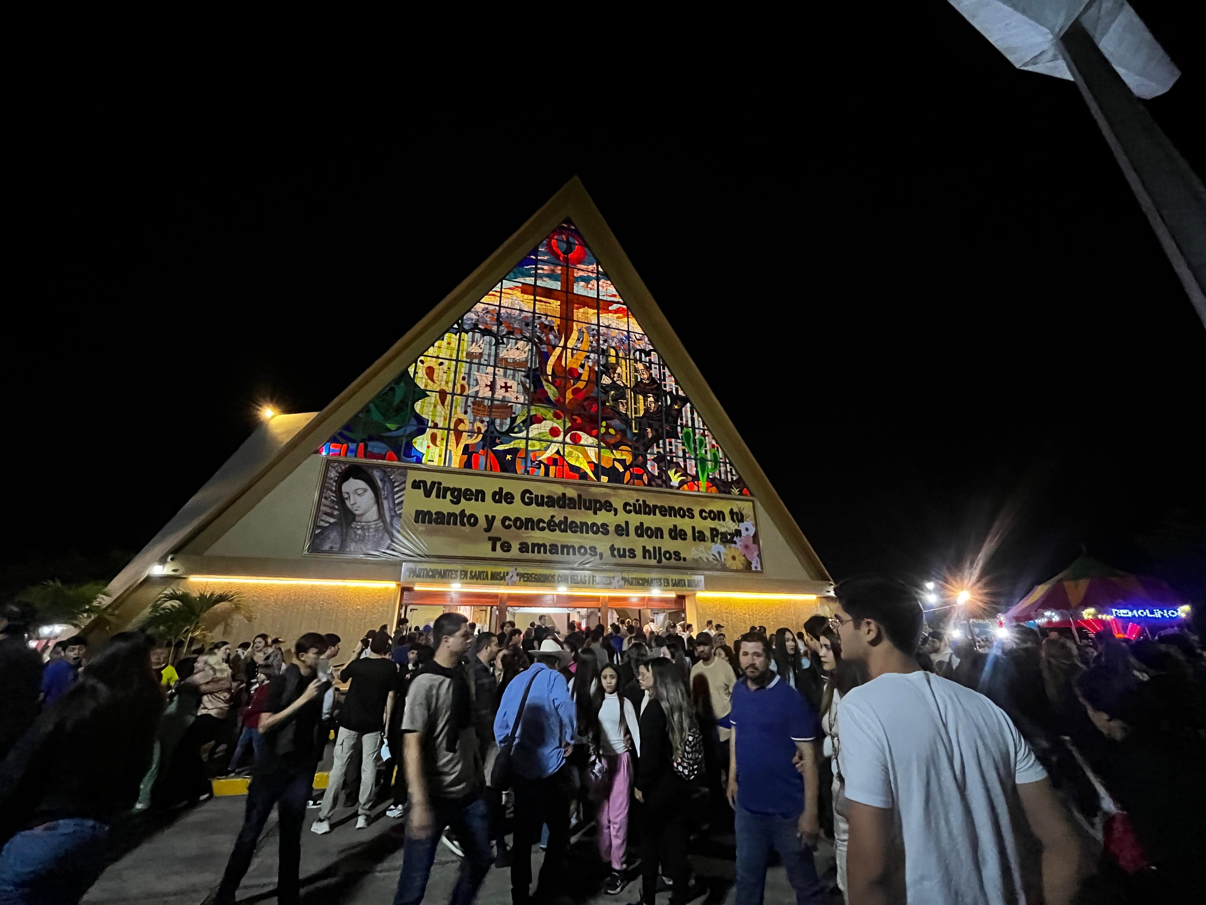 Con fe y devoción, miles de culiacanenses festejan a la Virgen de Guadalupe en La Lomita