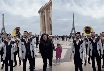 Banda El Recodo se avienta El Corrido de Mazatlán en París y pone al bailar a turistas | VIDEO