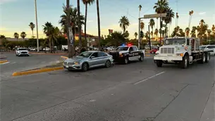 Sujeto solitario despoja un vehículo en una plaza de Los Mochis; lo abandona tras intenso operativo Sujeto solitario despoja un vehículo en una plaza de Los Mochis; lo abandona tras intenso operativo