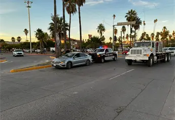 Sujeto solitario despoja un veh&iacute;culo en una plaza de Los Mochis; lo abandona tras intenso operativo