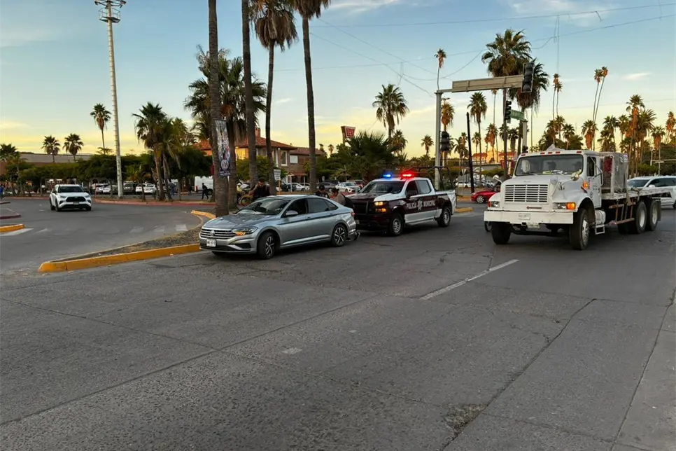 Sujeto solitario despoja un vehículo en una plaza de Los Mochis; lo abandona tras intenso operativo Sujeto solitario despoja un vehículo en una plaza de Los Mochis; lo abandona tras intenso operativo