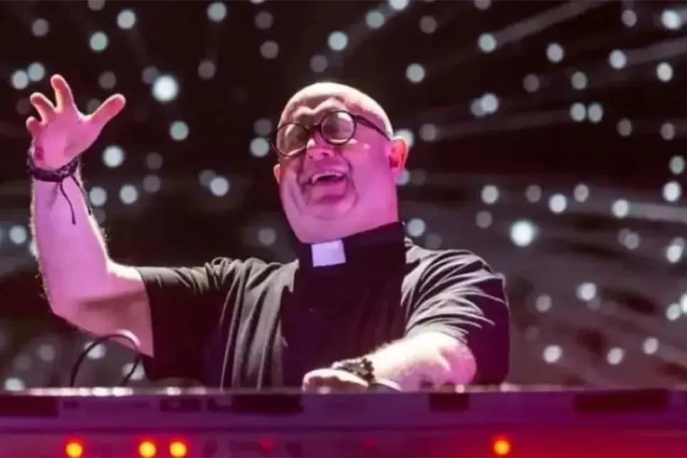 Padre Guilherme le pone ritmo electrónico a La Guadalupana | VIDEO Padre Guilherme le pone ritmo electrónico a La Guadalupana | VIDEO