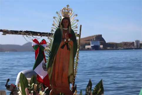 Pescadores veneran a la Virgen de Guadalupe en Topolobampo; en lanchas la llevan al cerro
